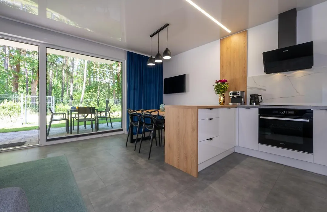 W Sam Las by Klif Ustka - Apartament na Parterze z Tarasem, Widokiem na Las i Parkingiem-1