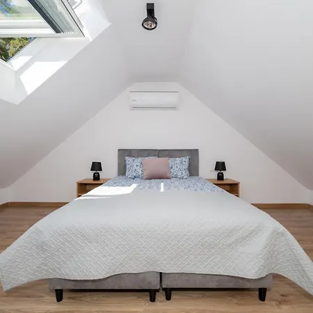 Apartamenty w sam las by KLIF Ustka - apartament dwupoziomy z klimatyzacją, balkonem i widokiem na las-3