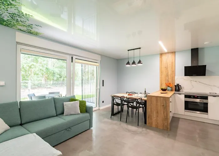 W Sam Las by Klif Ustka - Apartament na Parterze z Tarasem, Widokiem na Las i Parkingiem