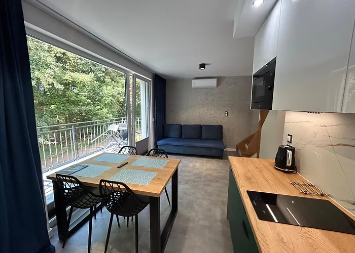 Apartamenty w sam las by KLIF Ustka - apartament dwupoziomy z klimatyzacją, balkonem i widokiem na las