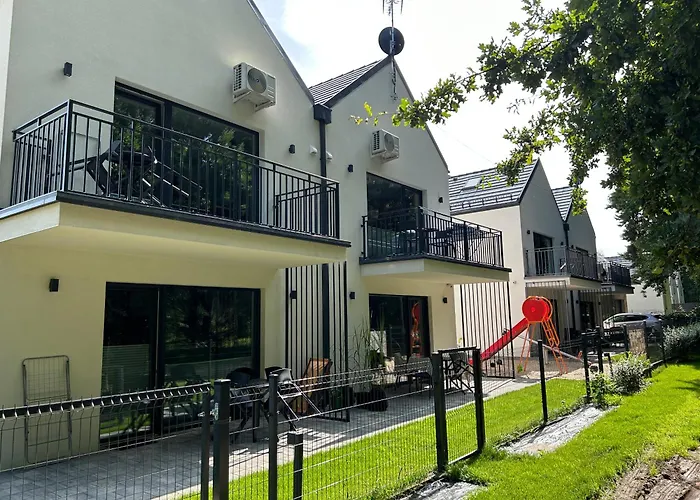 W Sam Las by Klif Ustka - Apartament na Parterze z Tarasem, Widokiem na Las i Parkingiem